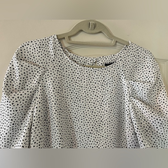 Banana Republic Rich White Small Black Patterned Blouse Women’s Size Medium - Picture 5 of 15
